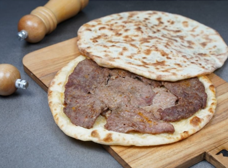 رغيف شرحات لحمة على العجين